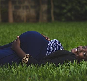 Category pregnant woman lying on green grass fields 2781219